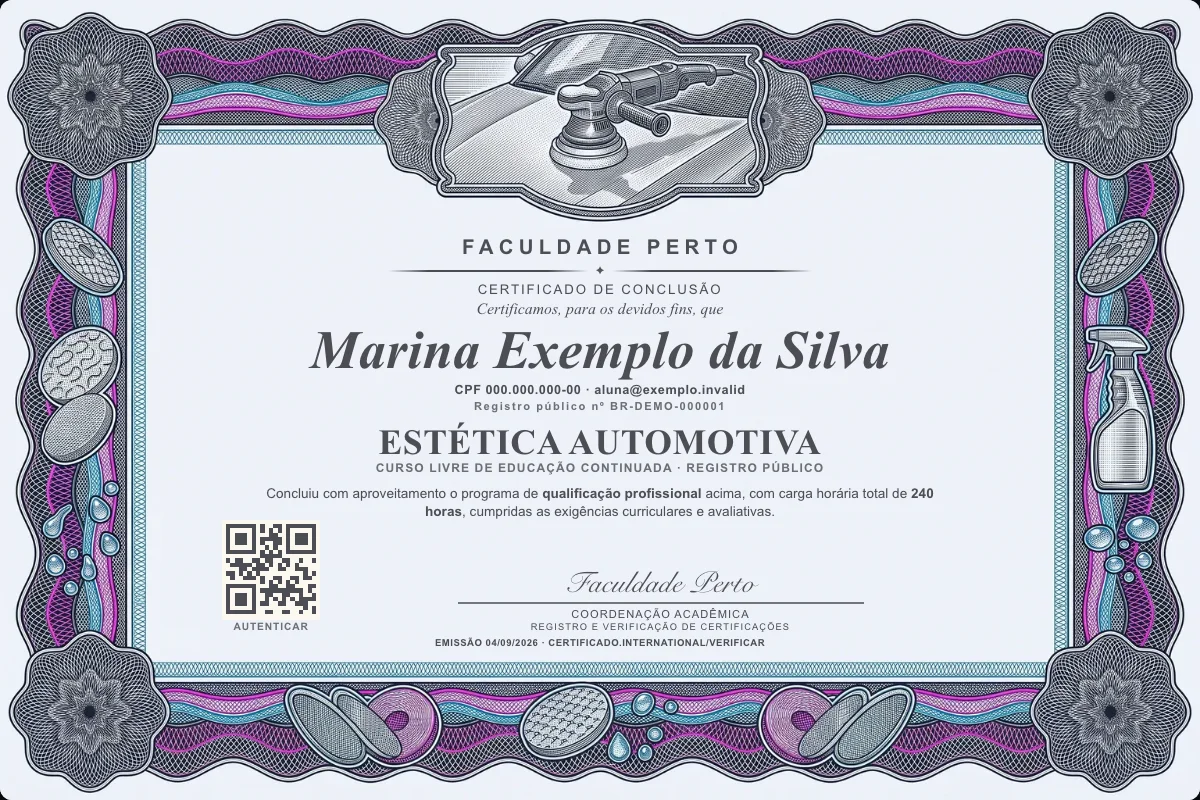 Modelo do certificado do curso de Estética Automotiva grátis: registro público, QR de verificação e assinaturas — exemplo com dados fictícios.