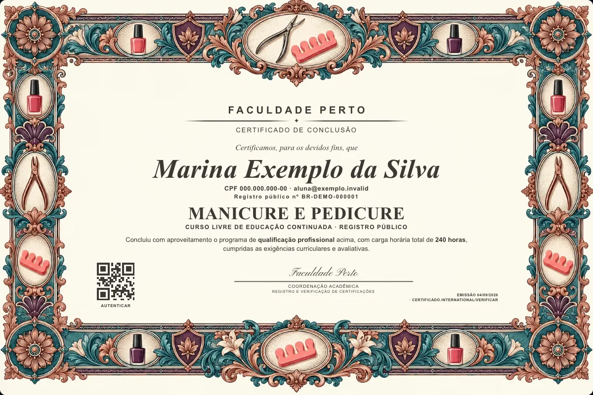 Modelo do certificado do curso de Manicure e Pedicure grátis: registro público, QR de verificação e assinaturas — exemplo com dados fictícios.