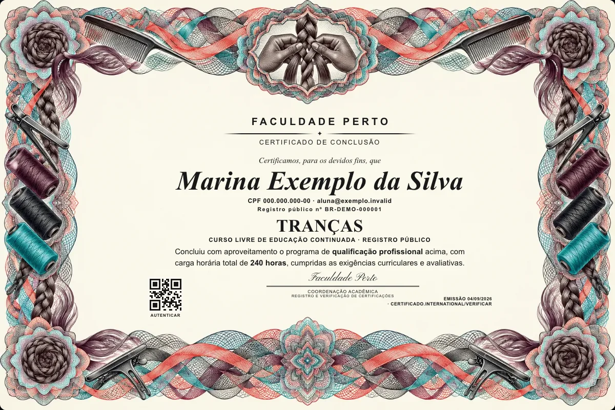 Modelo do certificado do curso de Tranças grátis: registro público, QR de verificação e assinaturas — exemplo com dados fictícios.