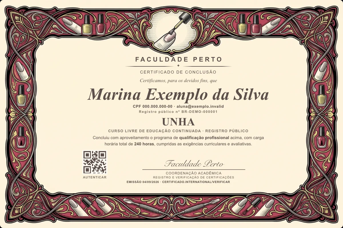 Modelo do certificado do curso de Unha grátis: registro público, QR de verificação e assinaturas — exemplo com dados fictícios.