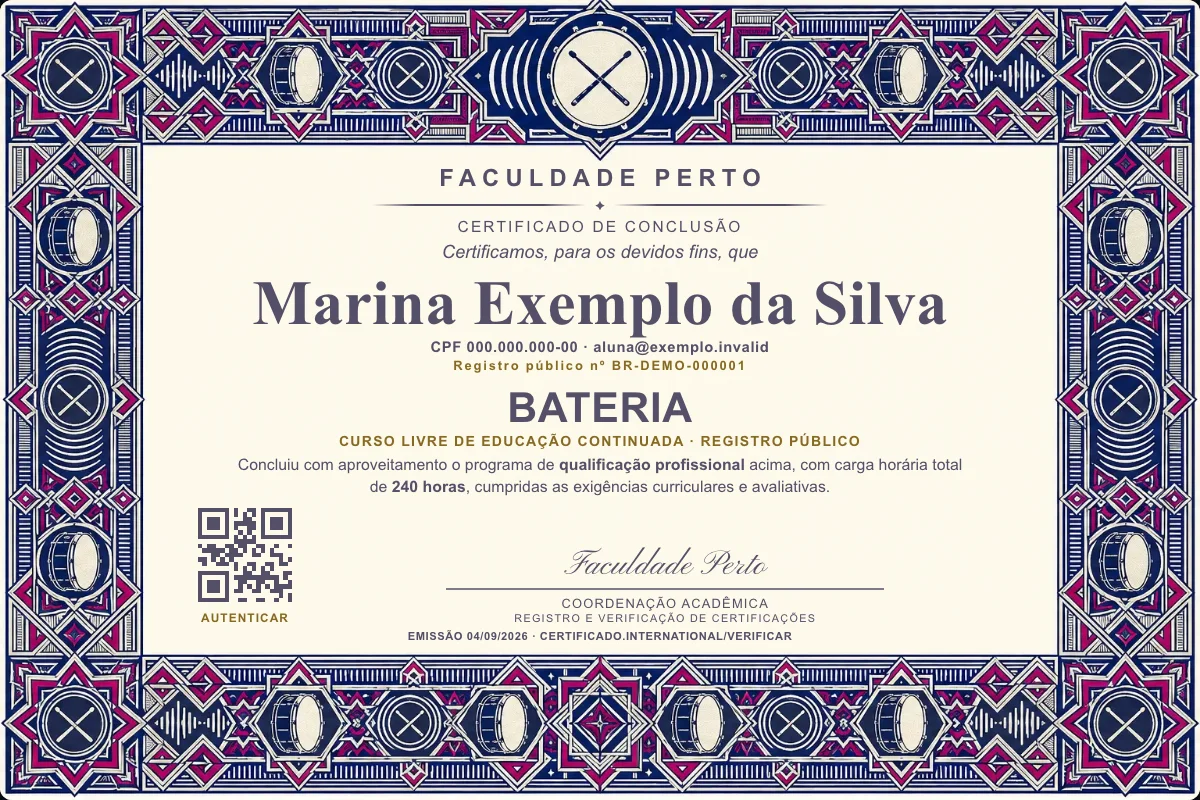 Modelo do certificado do curso de Bateria grátis: registro público, QR de verificação e assinaturas — exemplo com dados fictícios.