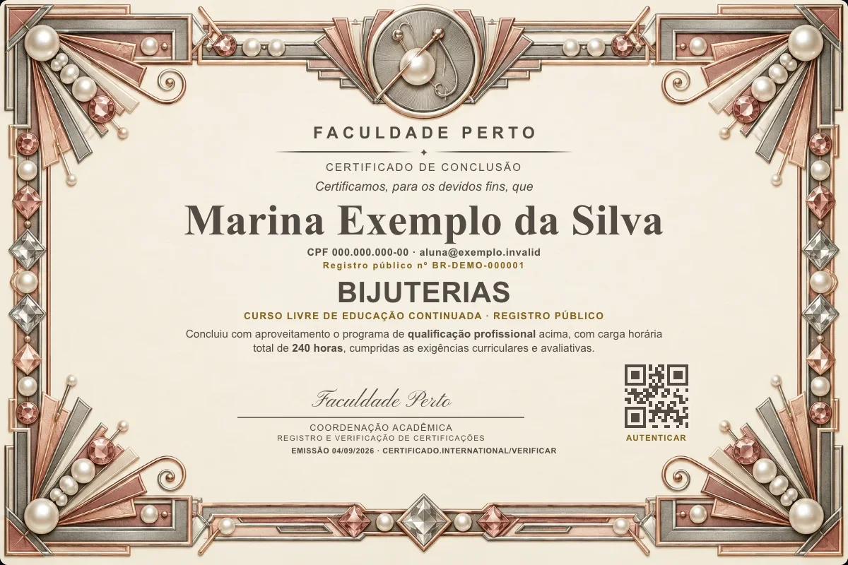 Modelo do certificado do curso de Bijuterias grátis: registro público, QR de verificação e assinaturas — exemplo com dados fictícios.
