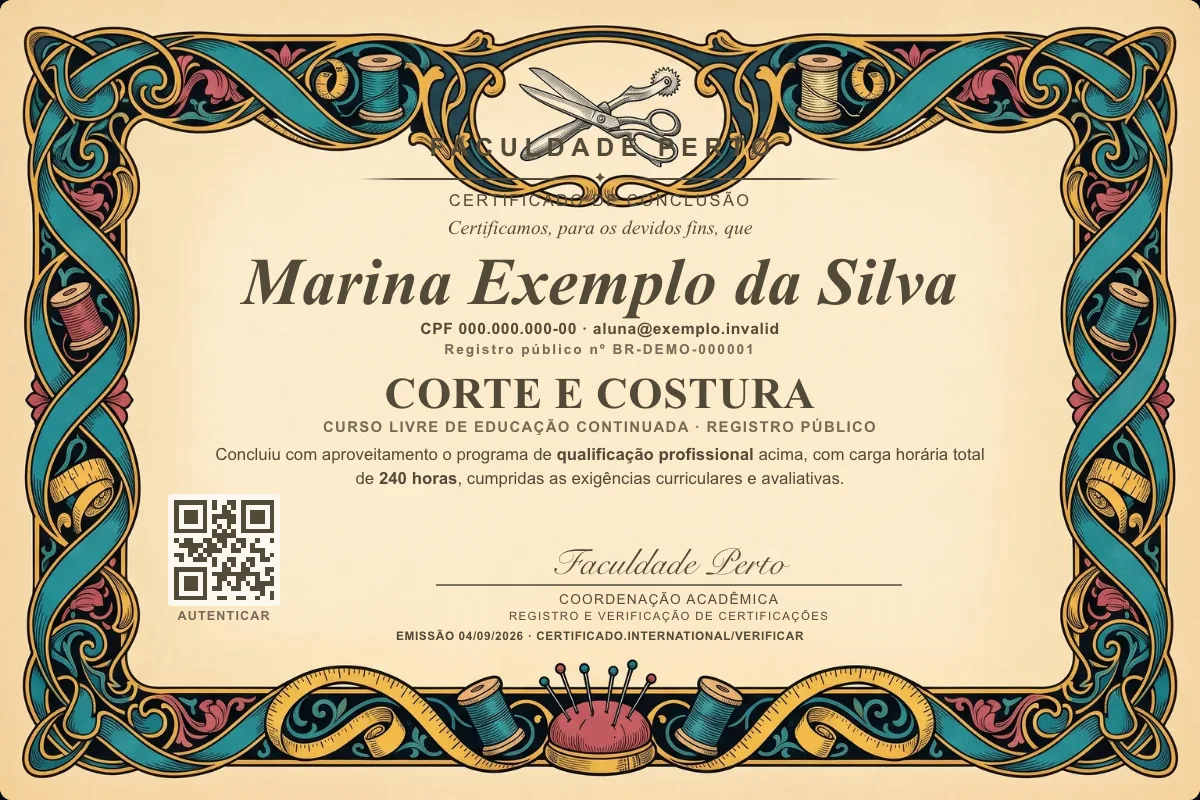 Modelo do certificado do curso de Corte e Costura grátis: registro público, QR de verificação e assinaturas — exemplo com dados fictícios.