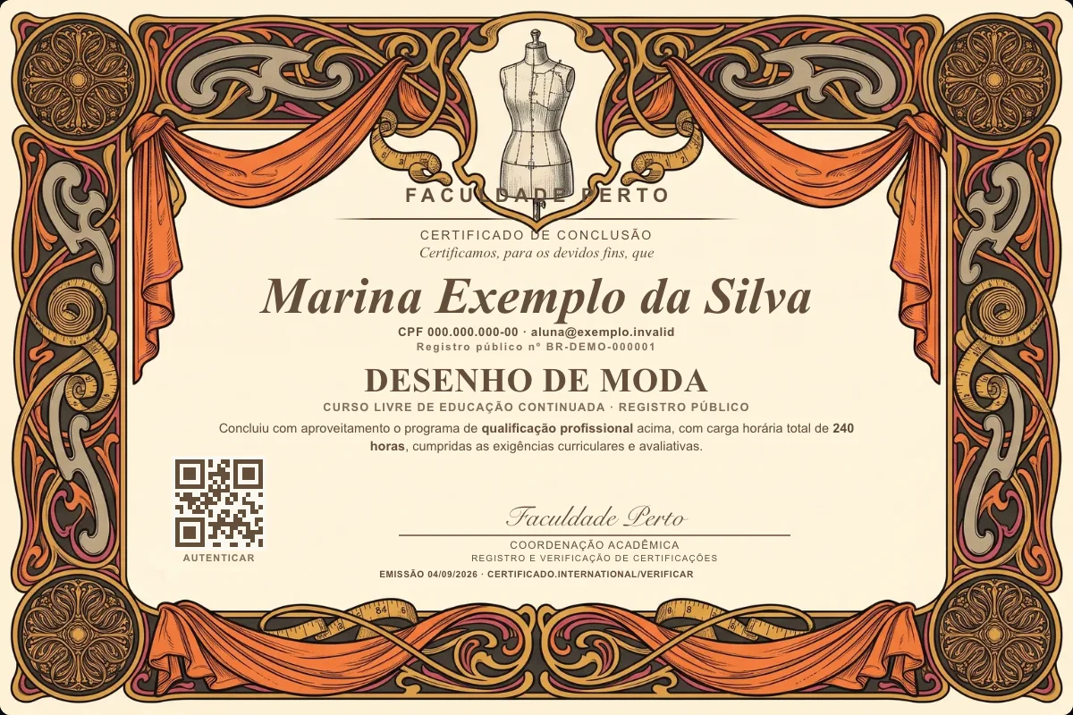 Modelo do certificado do curso de Desenho de Moda grátis: registro público, QR de verificação e assinaturas — exemplo com dados fictícios.