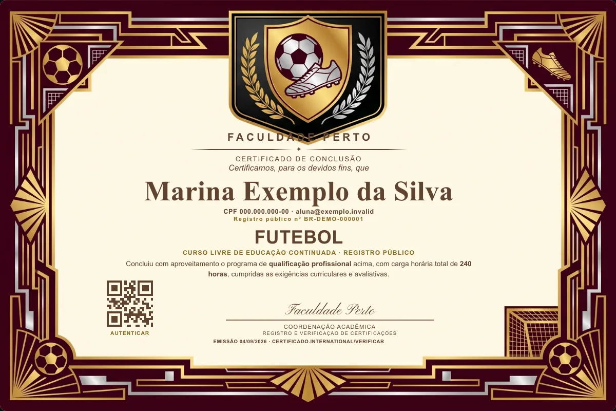 Modelo do certificado do curso de Futebol grátis: registro público, QR de verificação e assinaturas — exemplo com dados fictícios.