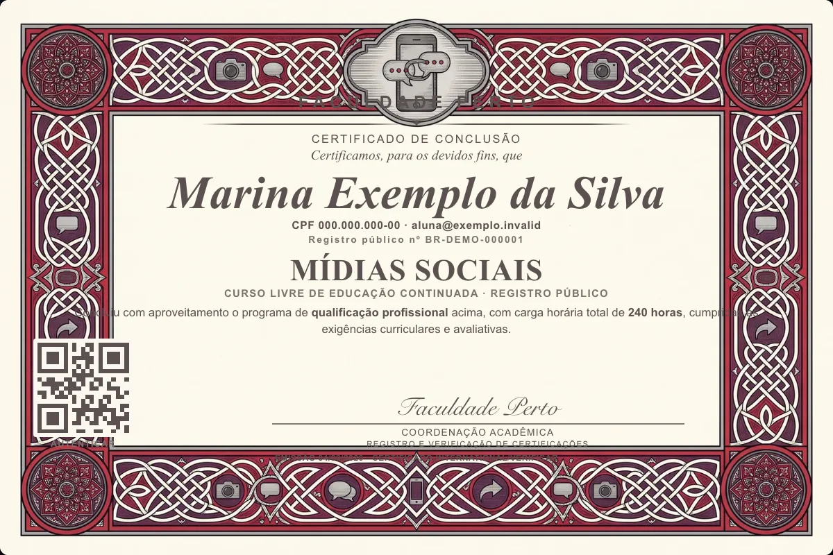 Modelo do certificado do curso de Mídias Sociais grátis: registro público, QR de verificação e assinaturas — exemplo com dados fictícios.