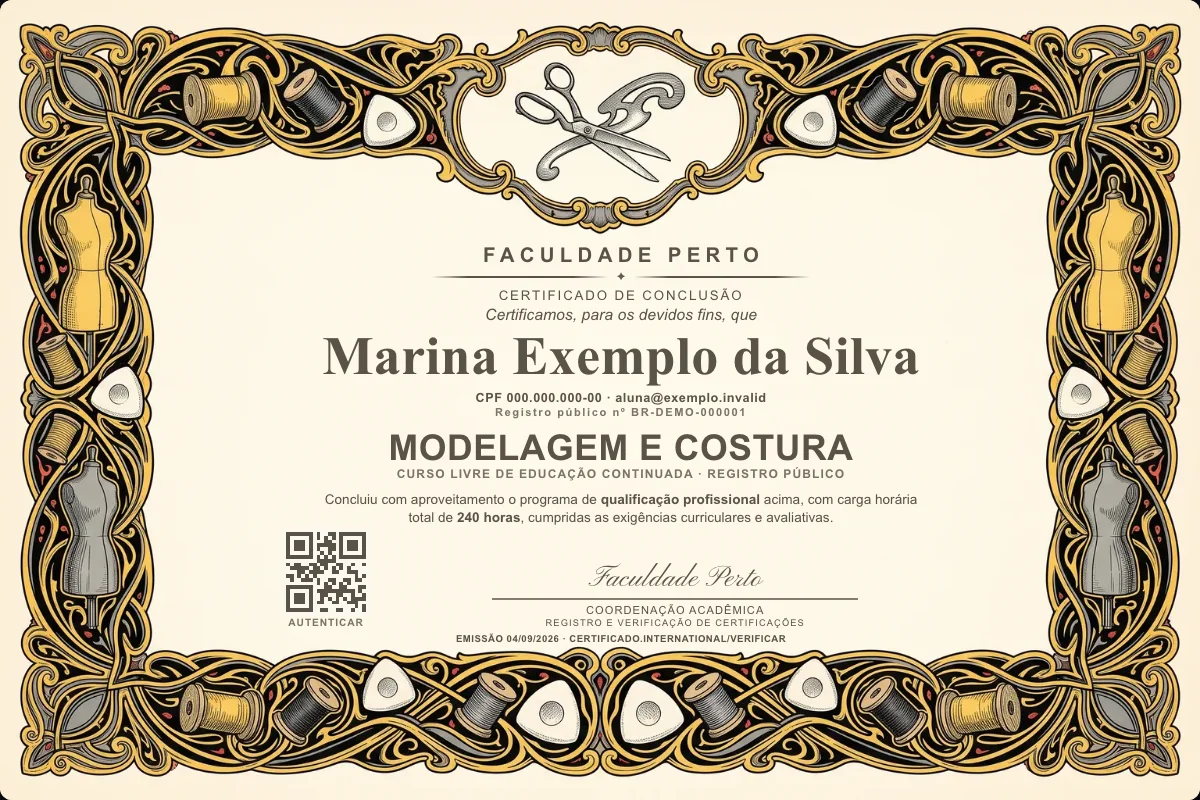 Modelo do certificado do curso de Modelagem e Costura grátis: registro público, QR de verificação e assinaturas — exemplo com dados fictícios.