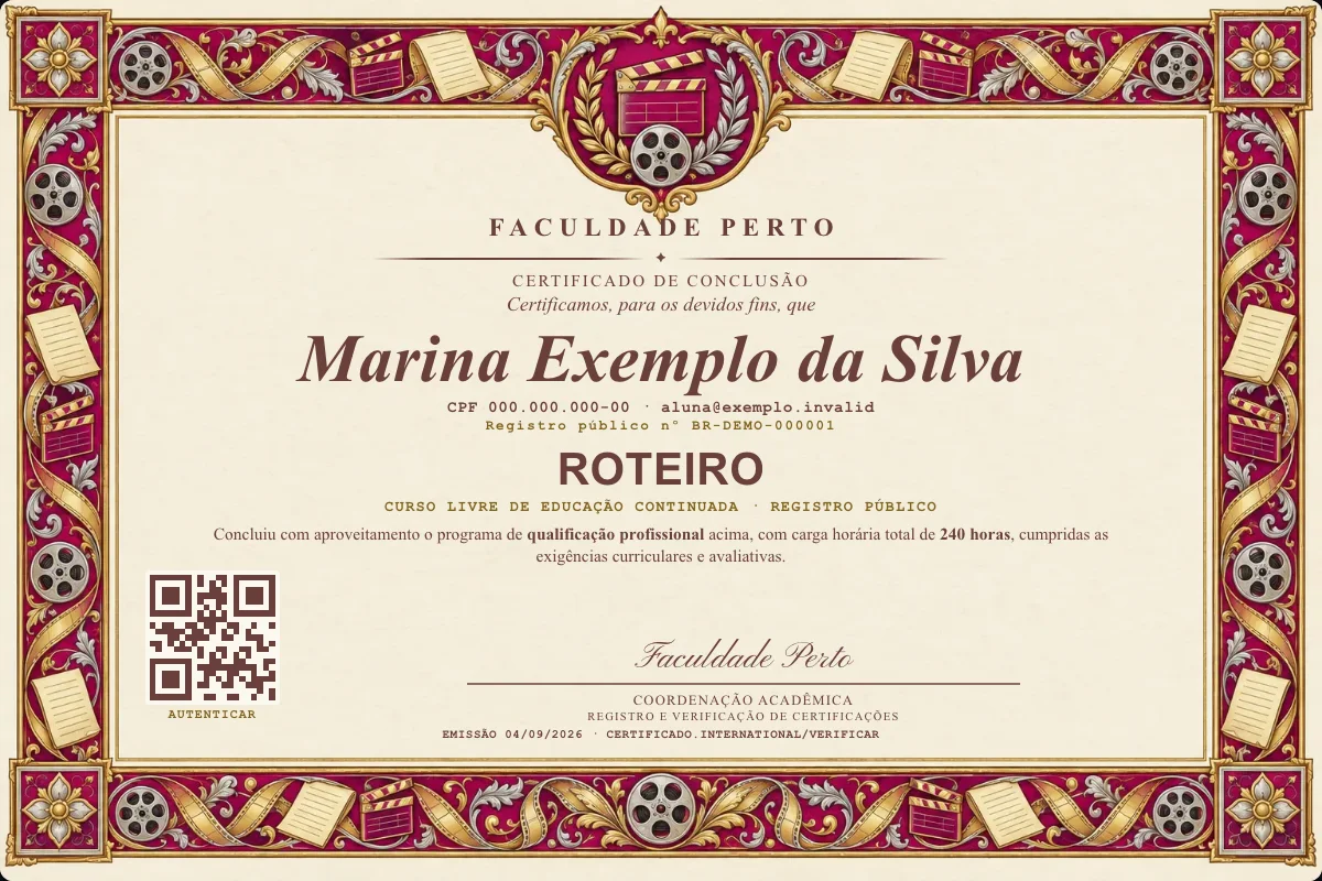 Modelo do certificado do curso de Roteiro grátis: registro público, QR de verificação e assinaturas — exemplo com dados fictícios.