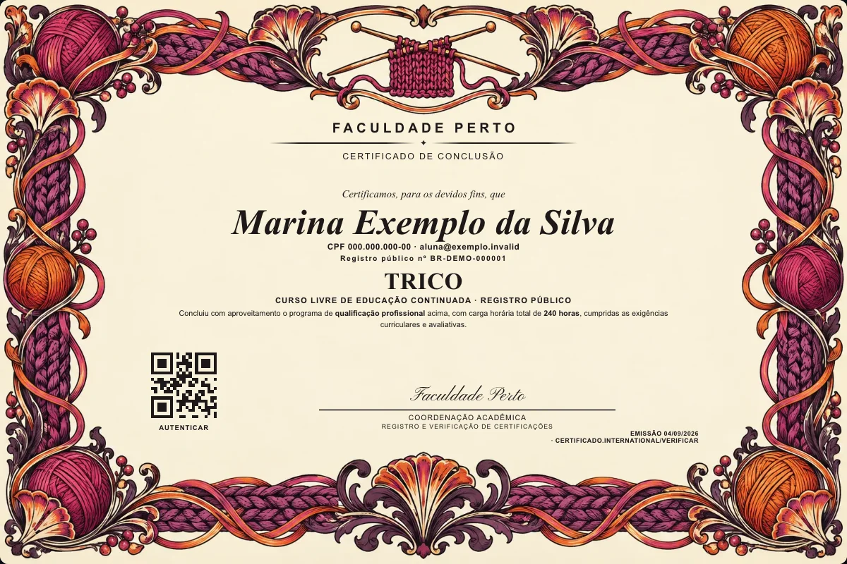 Modelo do certificado do curso de Trico grátis: registro público, QR de verificação e assinaturas — exemplo com dados fictícios.