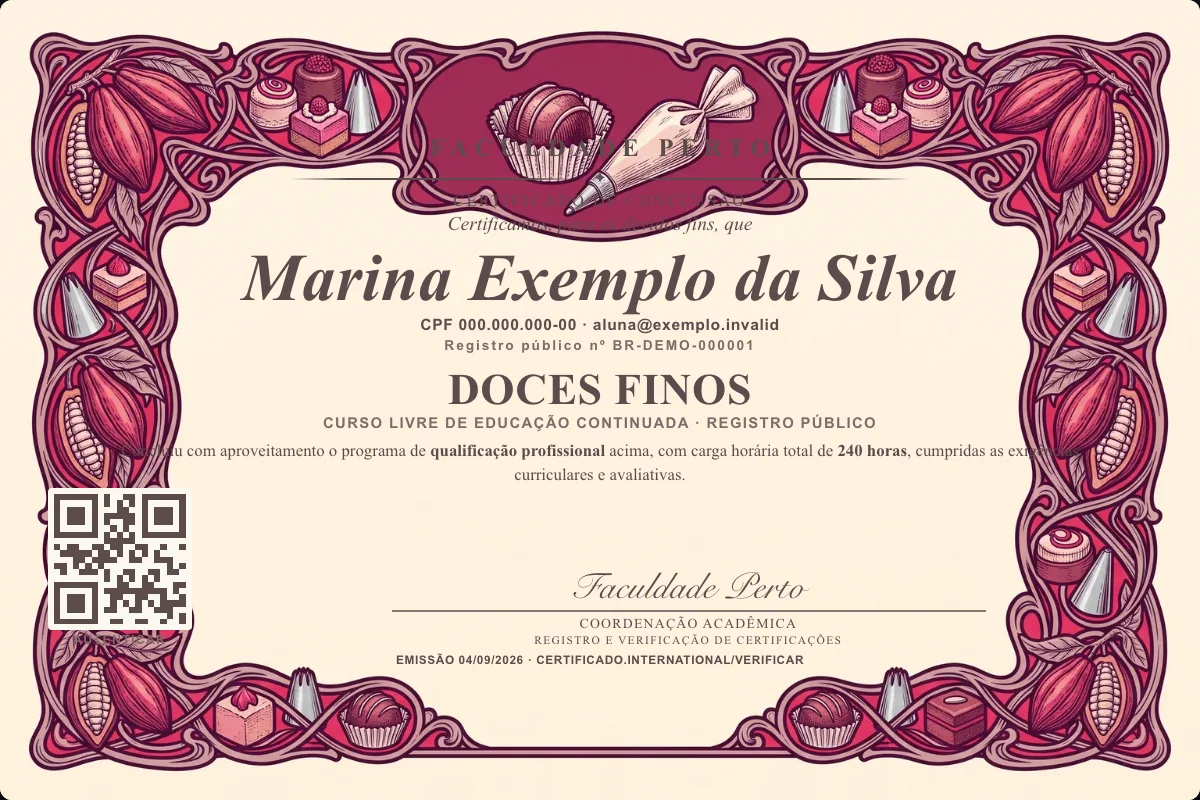 Modelo do certificado do curso de Doces Finos grátis: registro público, QR de verificação e assinaturas — exemplo com dados fictícios.