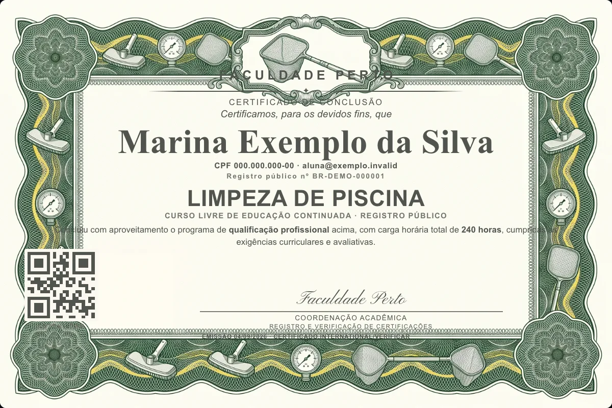 Modelo do certificado do curso de Limpeza de Piscina grátis: registro público, QR de verificação e assinaturas — exemplo com dados fictícios.