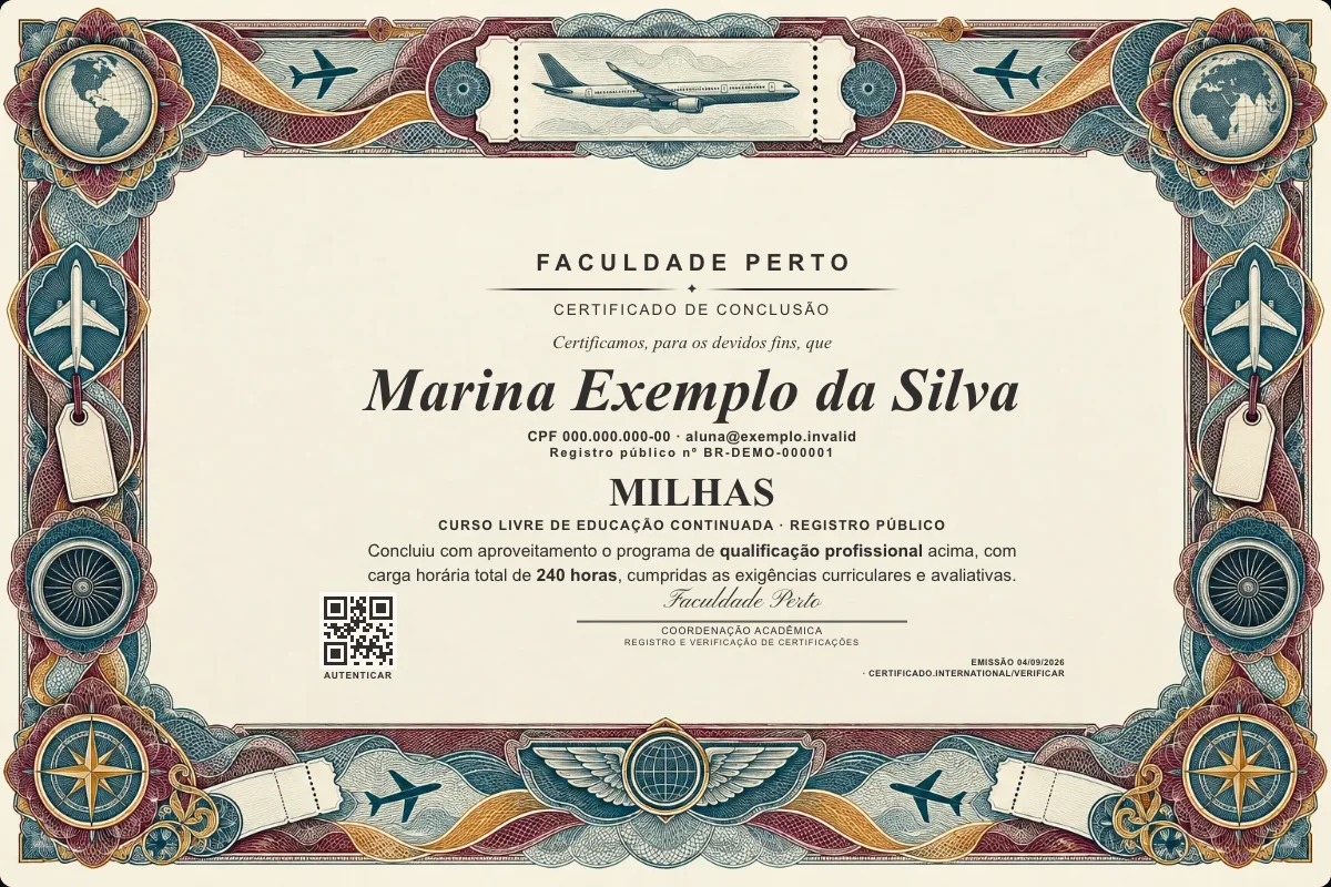 Modelo do certificado do curso de Milhas grátis: registro público, QR de verificação e assinaturas — exemplo com dados fictícios.