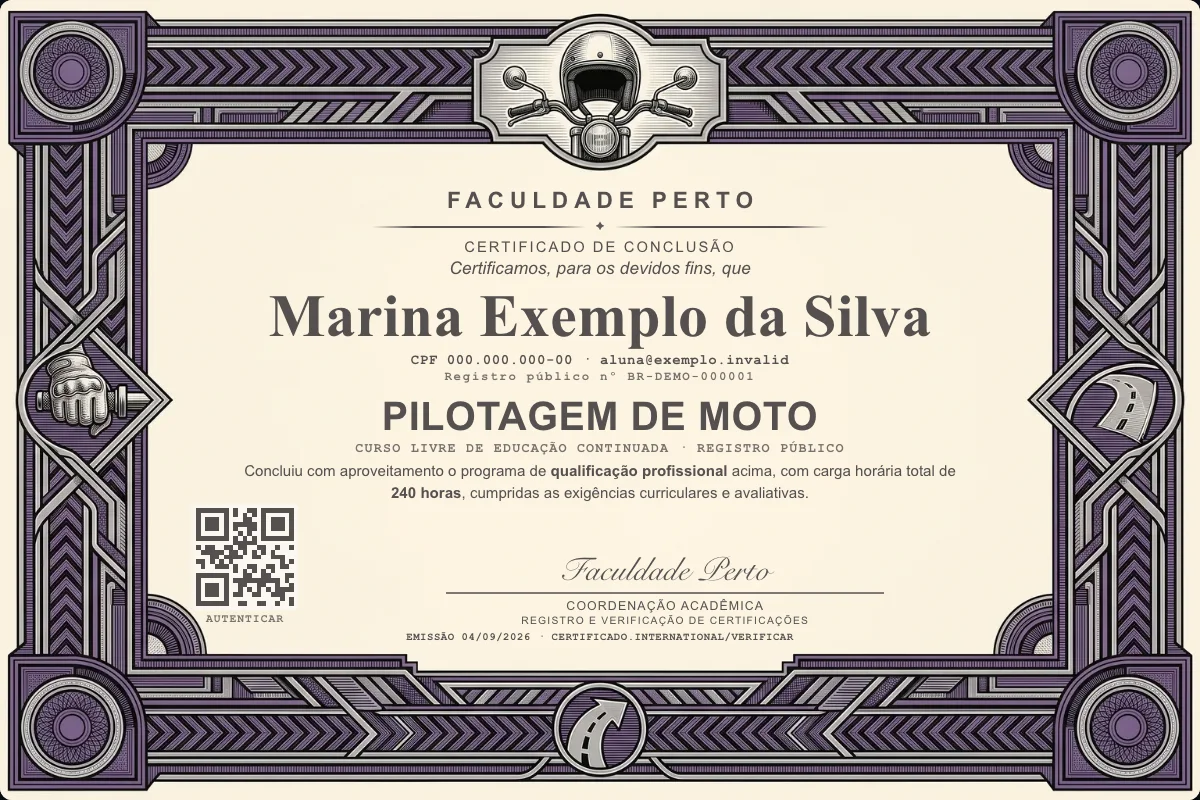 Modelo do certificado do curso de Pilotagem de Moto grátis: registro público, QR de verificação e assinaturas — exemplo com dados fictícios.
