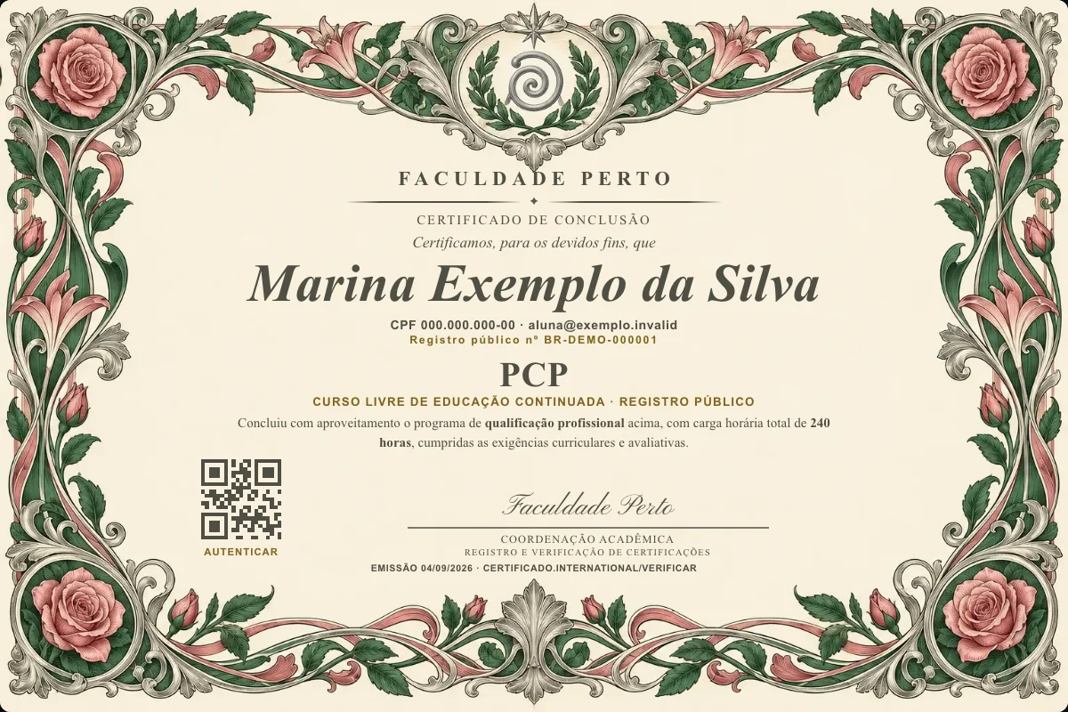 Modelo do certificado do curso de PCP grátis: registro público, QR de verificação e assinaturas — exemplo com dados fictícios.