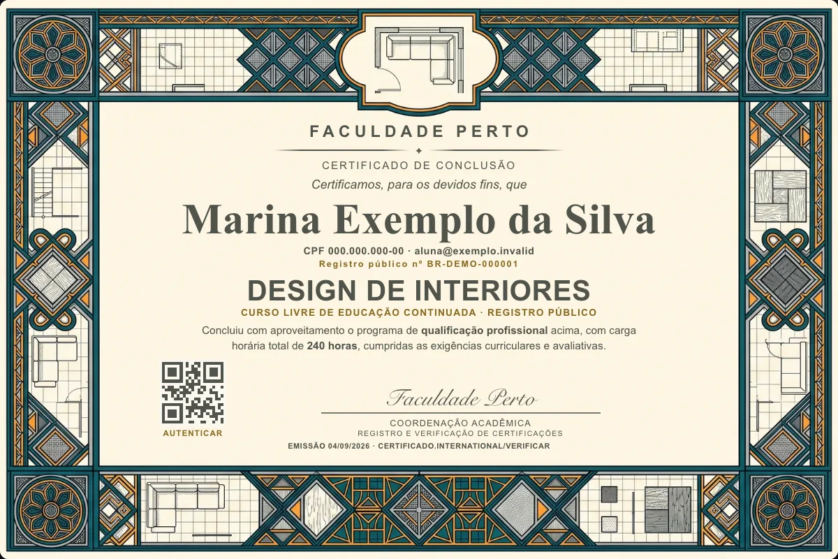 Modelo do certificado do curso de Design de Interiores grátis: registro público, QR de verificação e assinaturas — exemplo com dados fictícios.