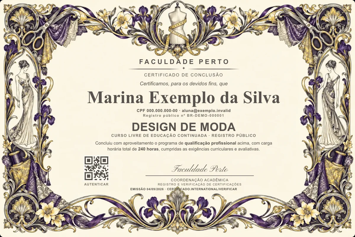 Modelo do certificado do curso de Design de Moda grátis: registro público, QR de verificação e assinaturas — exemplo com dados fictícios.