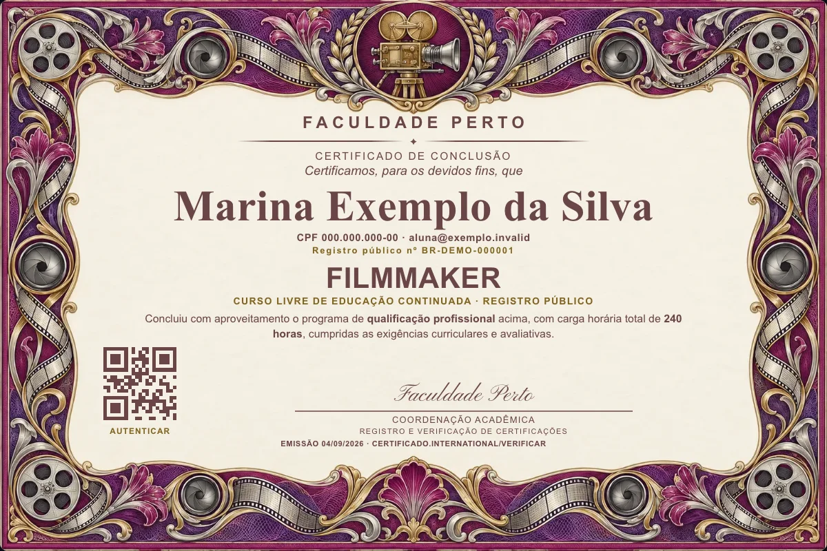 Modelo do certificado do curso de Filmmaker grátis: registro público, QR de verificação e assinaturas — exemplo com dados fictícios.