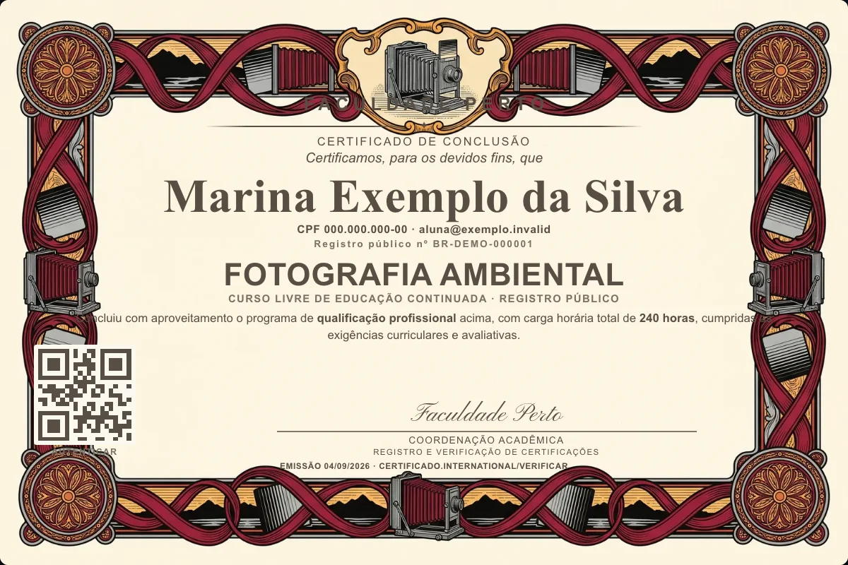 Modelo do certificado do curso de Fotografia Ambiental grátis: registro público, QR de verificação e assinaturas — exemplo com dados fictícios.