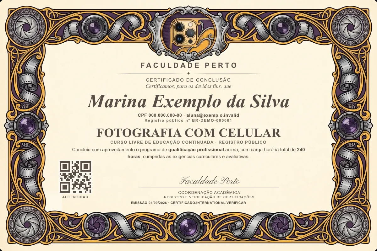 Modelo do certificado do curso de Fotografia com Celular grátis: registro público, QR de verificação e assinaturas — exemplo com dados fictícios.