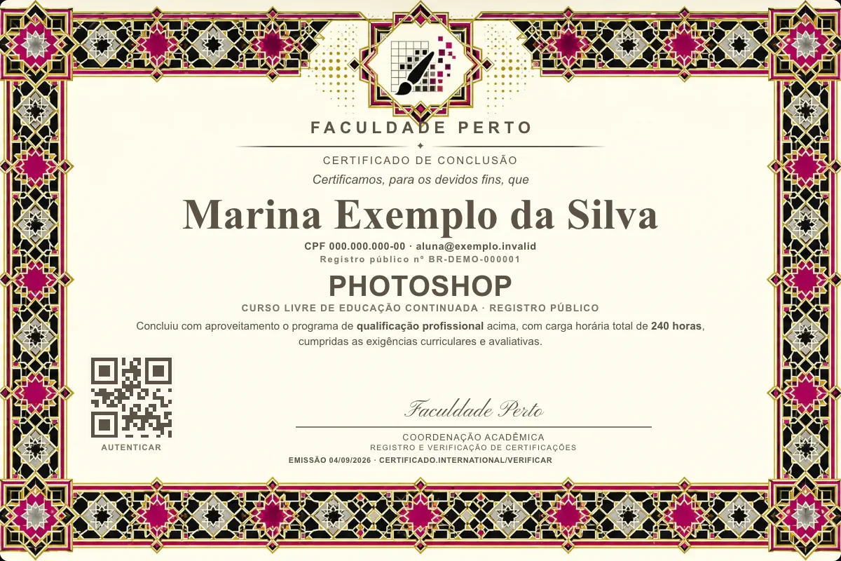 Modelo do certificado do curso de Photoshop grátis: registro público, QR de verificação e assinaturas — exemplo com dados fictícios.