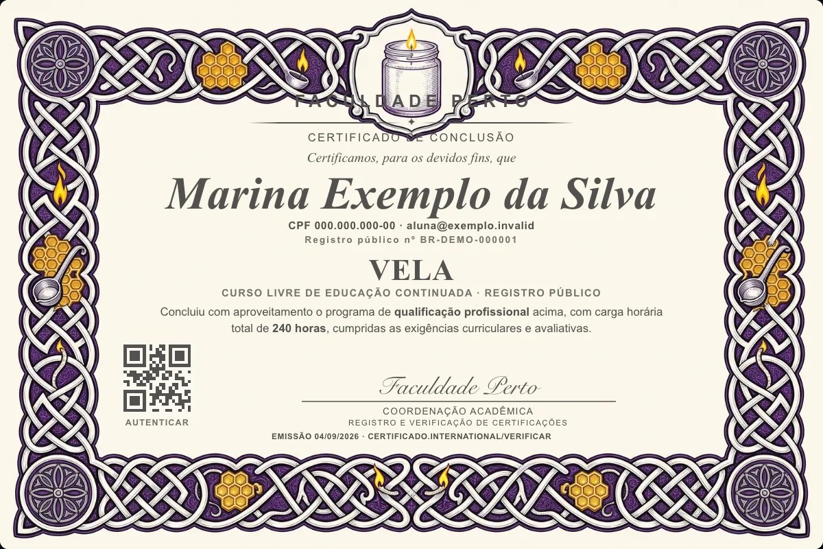 Modelo do certificado do curso de Vela grátis: registro público, QR de verificação e assinaturas — exemplo com dados fictícios.