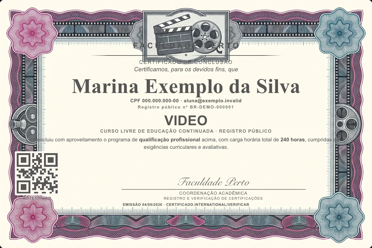 Modelo do certificado do curso de Video grátis: registro público, QR de verificação e assinaturas — exemplo com dados fictícios.