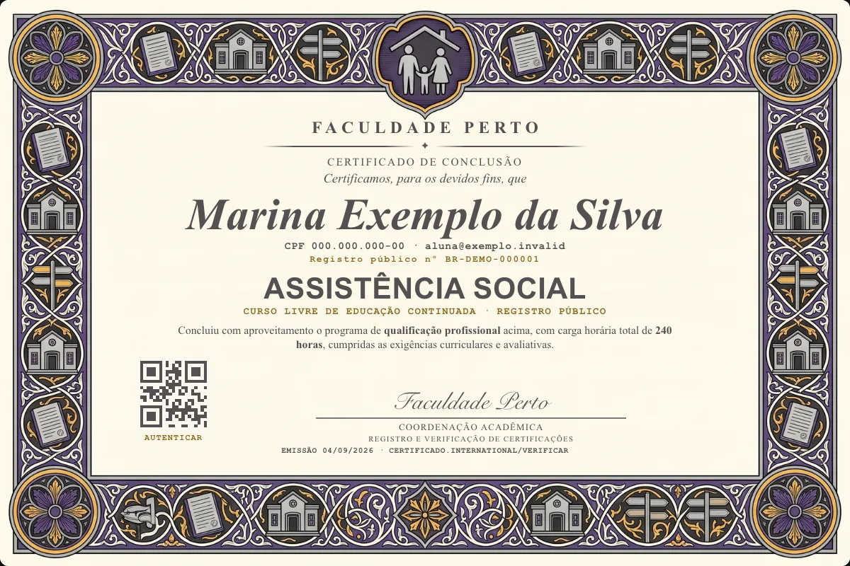 Modelo do certificado do curso de Assistência Social grátis: registro público, QR de verificação e assinaturas — exemplo com dados fictícios.