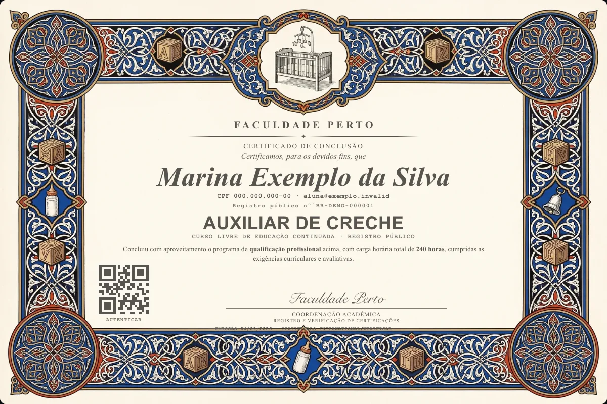 Modelo do certificado do curso de Auxiliar de Creche grátis: registro público, QR de verificação e assinaturas — exemplo com dados fictícios.