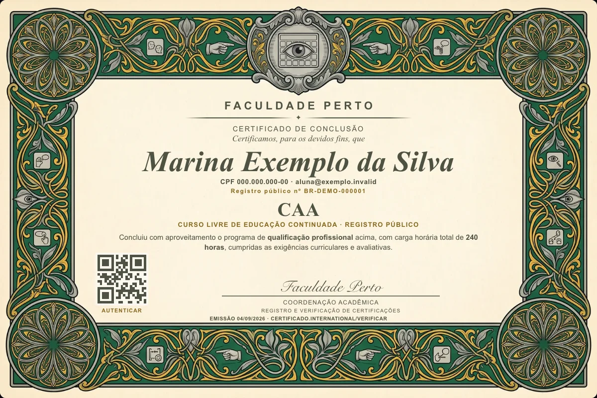Modelo do certificado do curso de Caa grátis: registro público, QR de verificação e assinaturas — exemplo com dados fictícios.