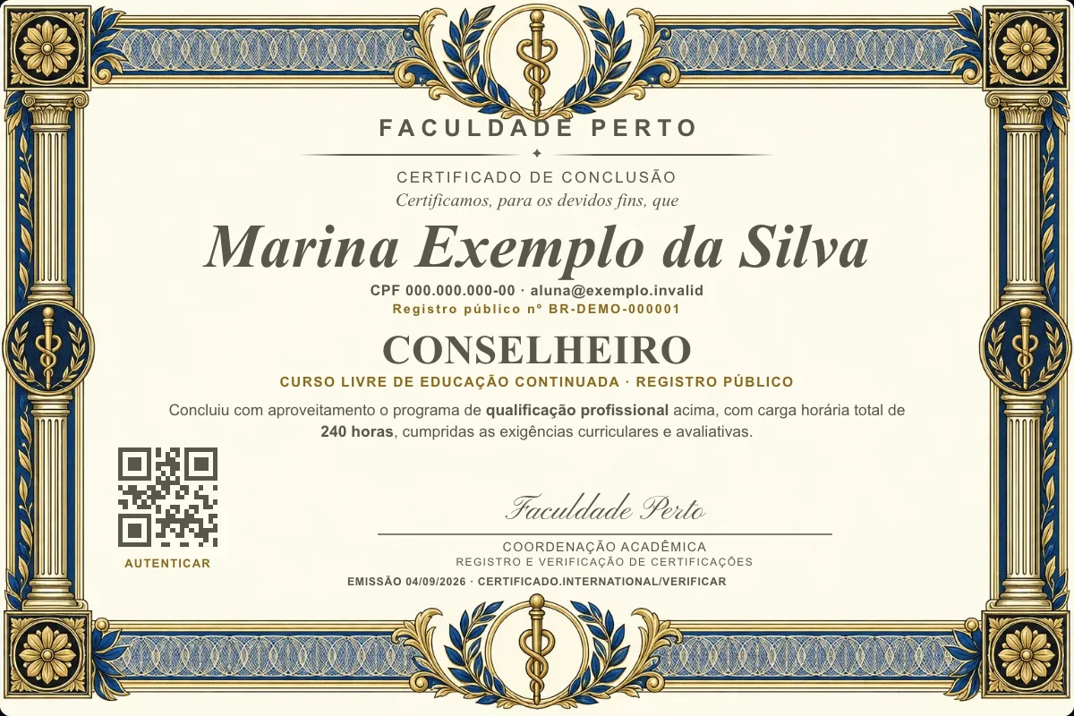 Modelo do certificado do curso de Conselheiro grátis: registro público, QR de verificação e assinaturas — exemplo com dados fictícios.
