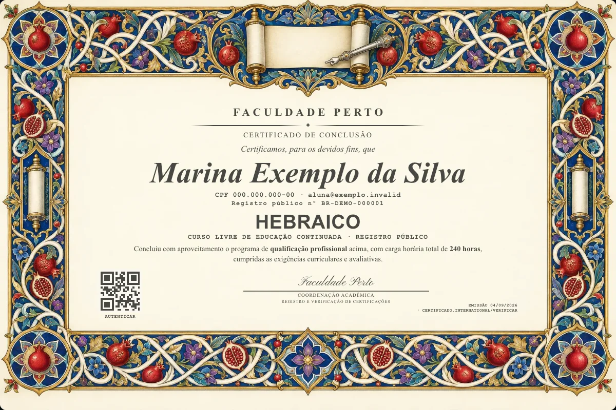 Modelo do certificado do curso de Hebraico grátis: registro público, QR de verificação e assinaturas — exemplo com dados fictícios.