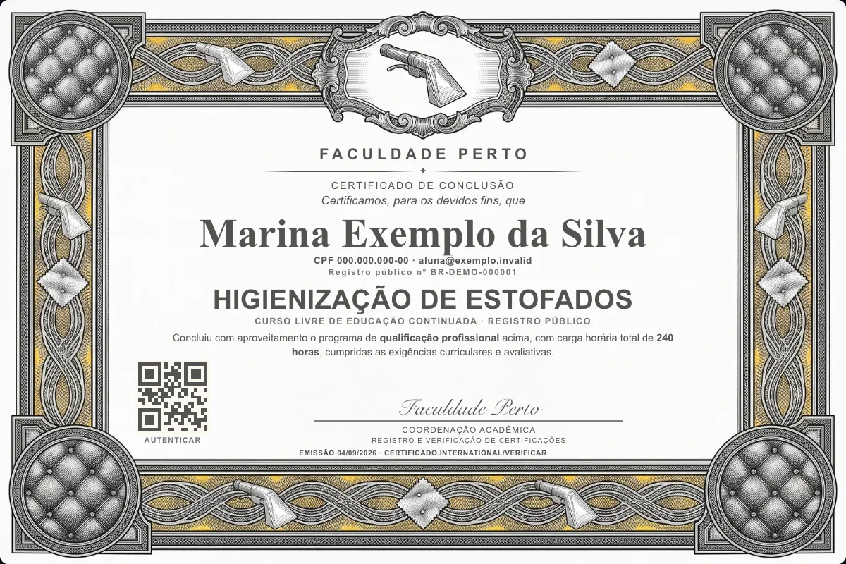 Modelo do certificado do curso de Higienização de Estofados grátis: registro público, QR de verificação e assinaturas — exemplo com dados fictícios.
