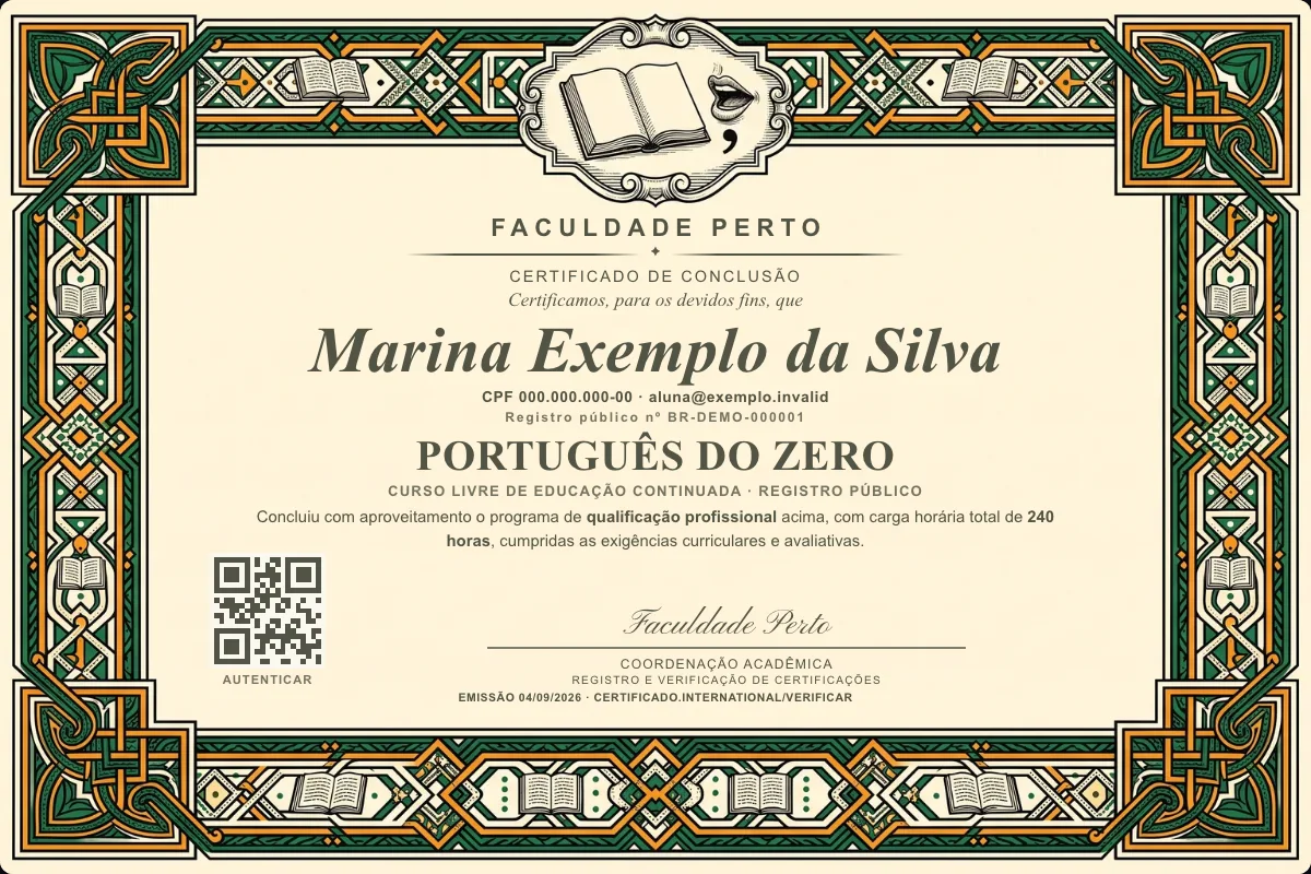 Modelo do certificado do curso de Português do Zero grátis: registro público, QR de verificação e assinaturas — exemplo com dados fictícios.