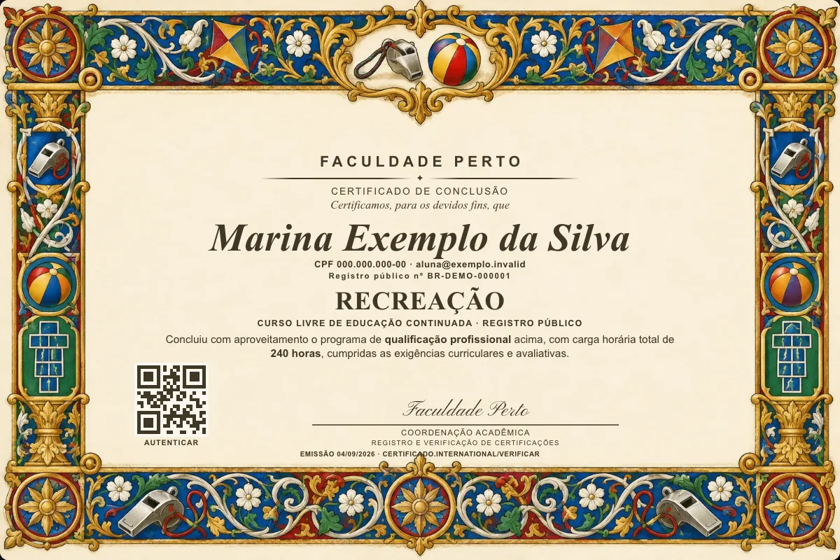 Modelo do certificado do curso de Recreação grátis: registro público, QR de verificação e assinaturas — exemplo com dados fictícios.