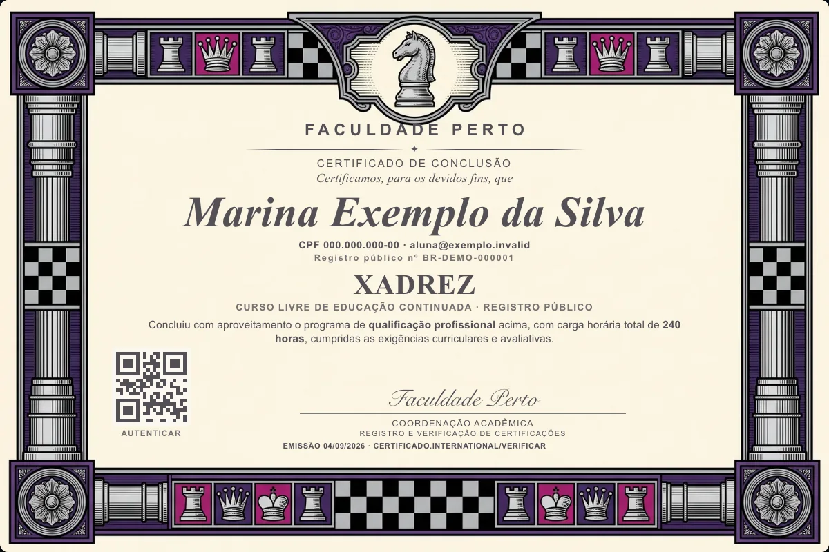 Modelo do certificado do curso de Xadrez grátis: registro público, QR de verificação e assinaturas — exemplo com dados fictícios.