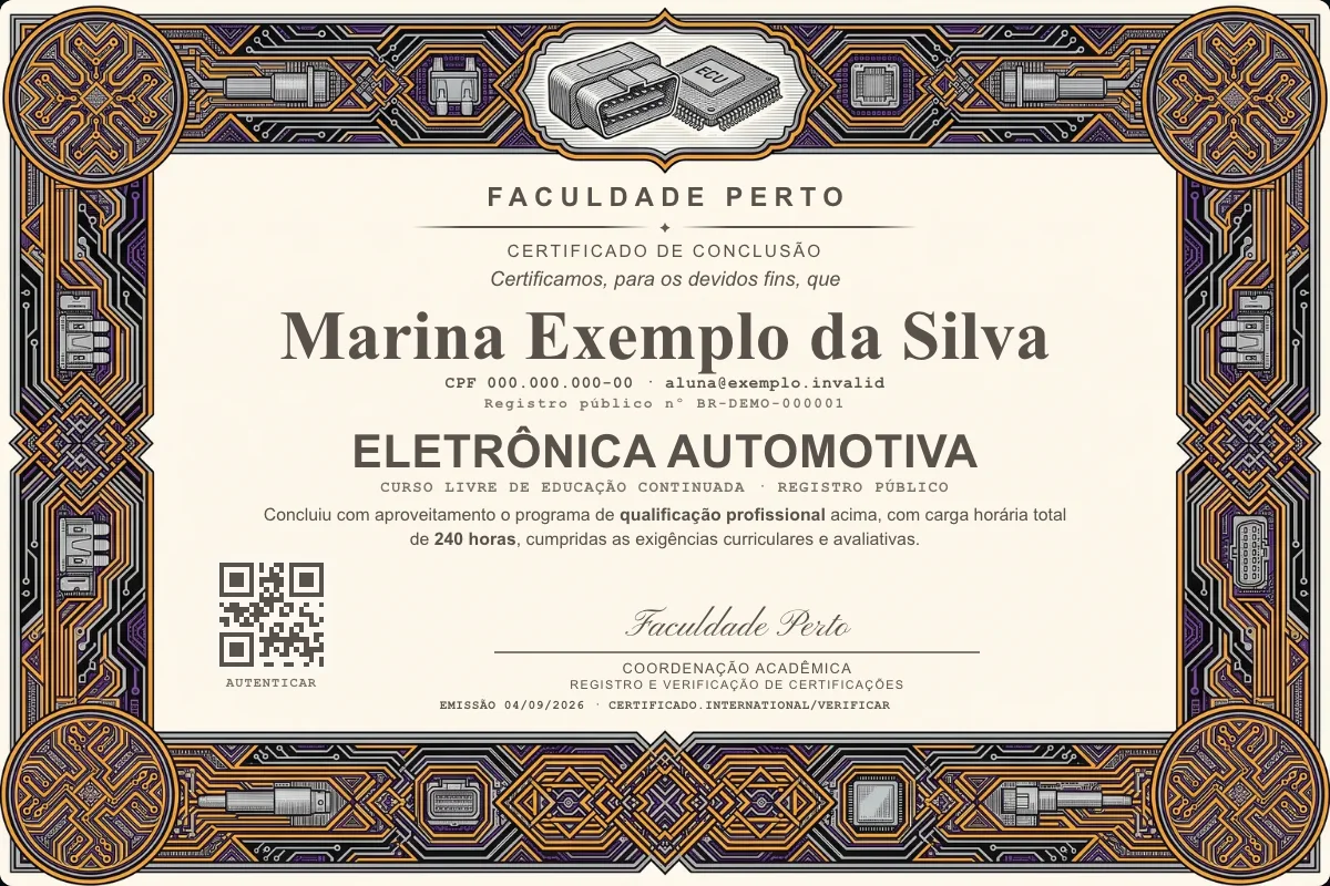 Modelo do certificado do curso de Eletrônica Automotiva grátis: registro público, QR de verificação e assinaturas — exemplo com dados fictícios.