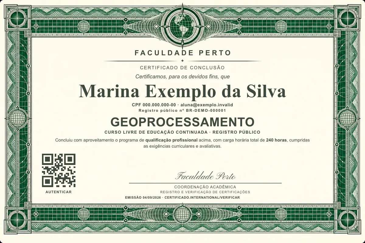 Modelo do certificado do curso de Geoprocessamento grátis: registro público, QR de verificação e assinaturas — exemplo com dados fictícios.