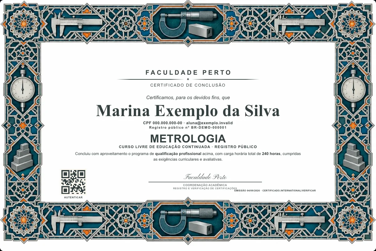 Modelo do certificado do curso de Metrologia grátis: registro público, QR de verificação e assinaturas — exemplo com dados fictícios.