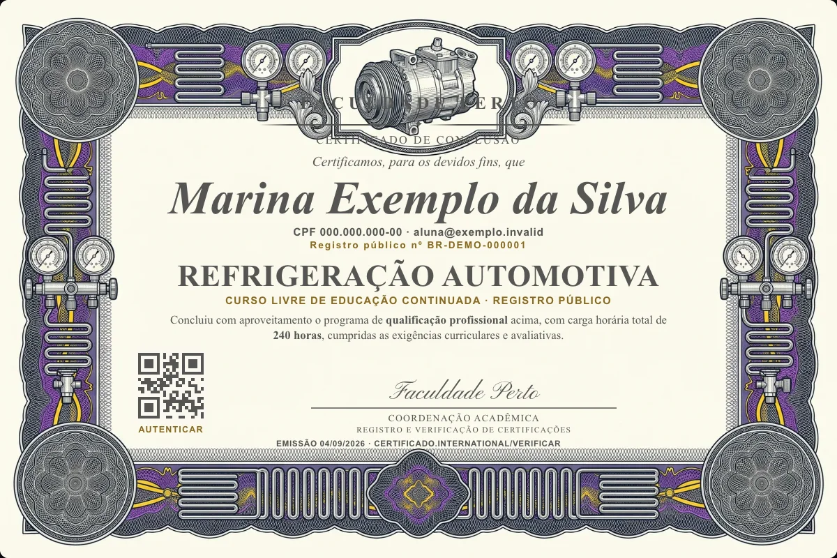 Modelo do certificado do curso de Refrigeração Automotiva grátis: registro público, QR de verificação e assinaturas — exemplo com dados fictícios.
