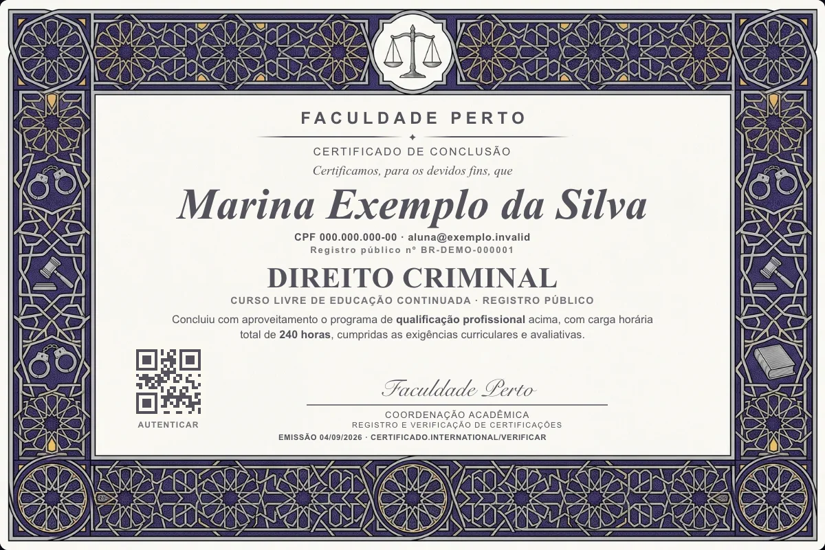 Modelo do certificado do curso de Direito Criminal grátis: registro público, QR de verificação e assinaturas — exemplo com dados fictícios.