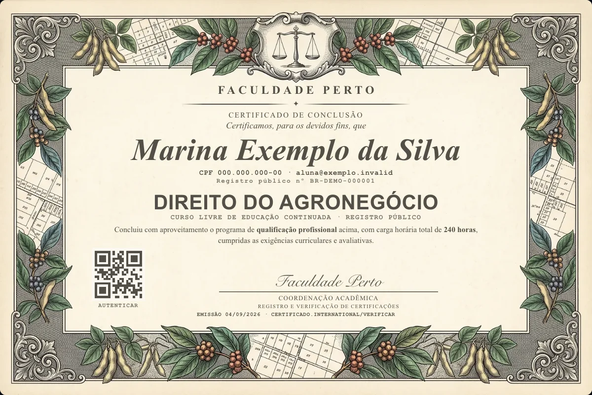 Modelo do certificado do curso de Direito do Agronegócio grátis: registro público, QR de verificação e assinaturas — exemplo com dados fictícios.