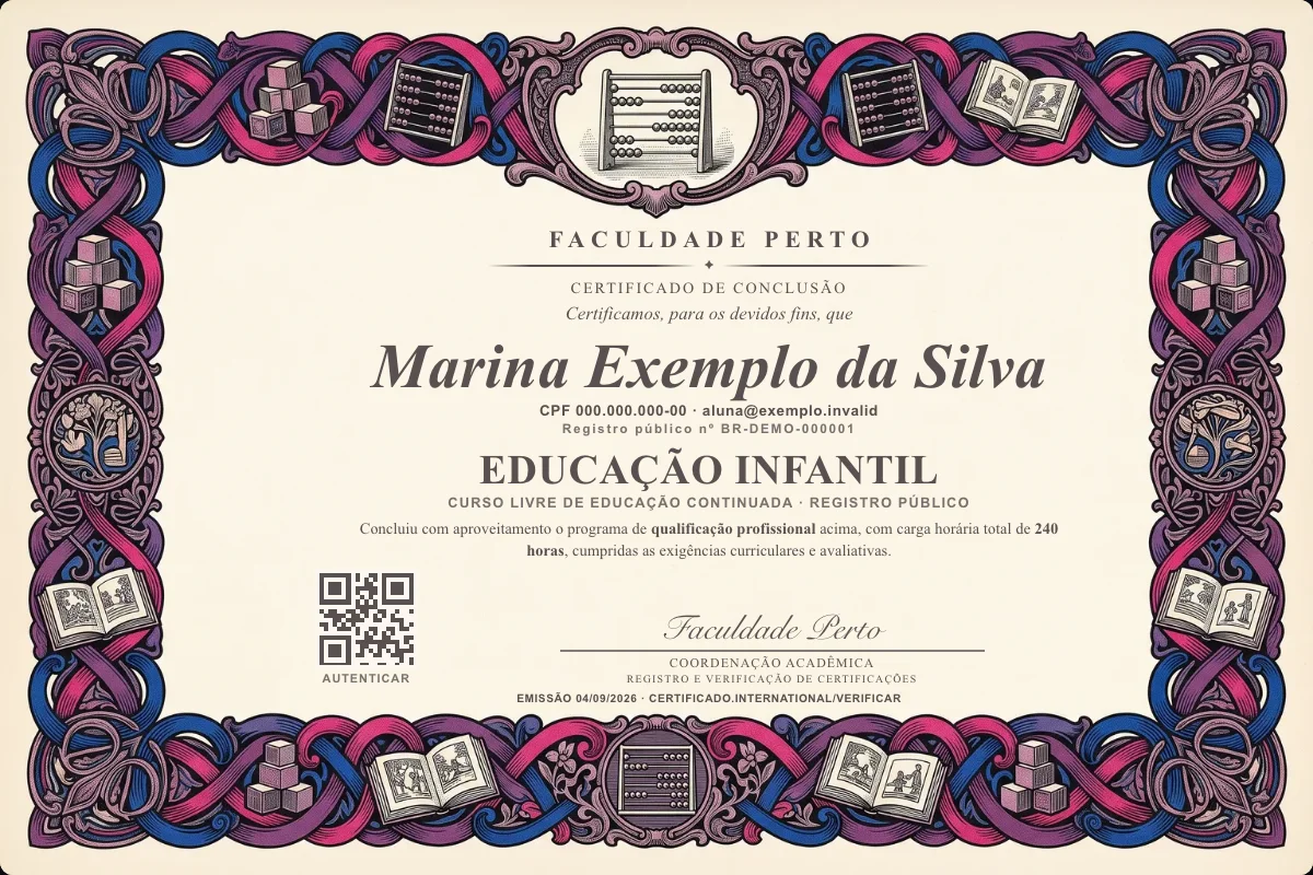 Modelo do certificado do curso de Educação Infantil grátis: registro público, QR de verificação e assinaturas — exemplo com dados fictícios.