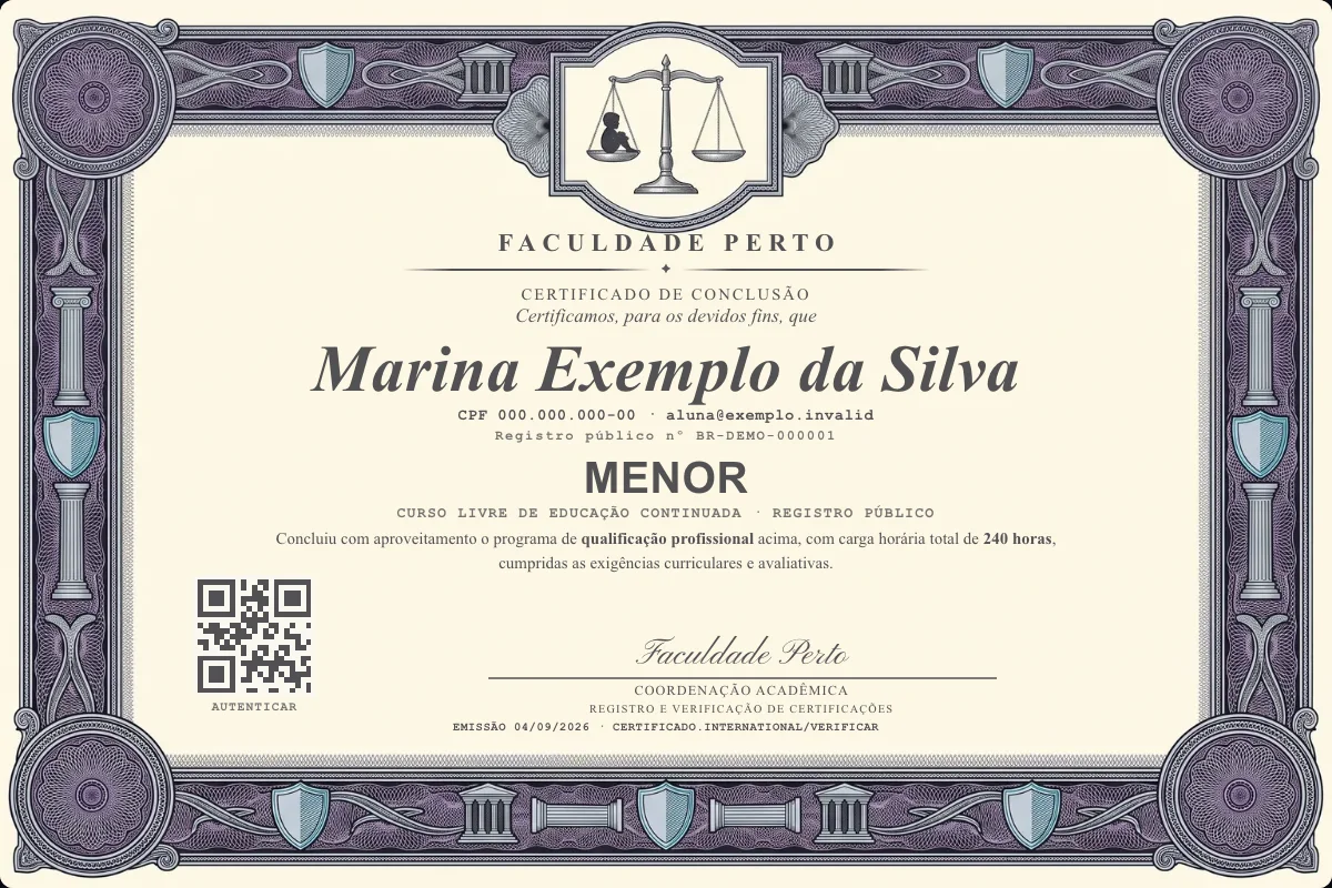 Modelo do certificado do curso de Menor grátis: registro público, QR de verificação e assinaturas — exemplo com dados fictícios.