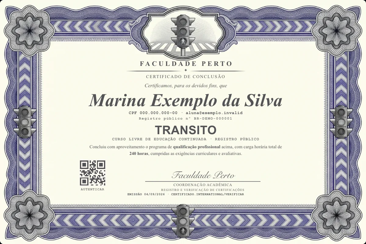 Modelo do certificado do curso de Transito grátis: registro público, QR de verificação e assinaturas — exemplo com dados fictícios.