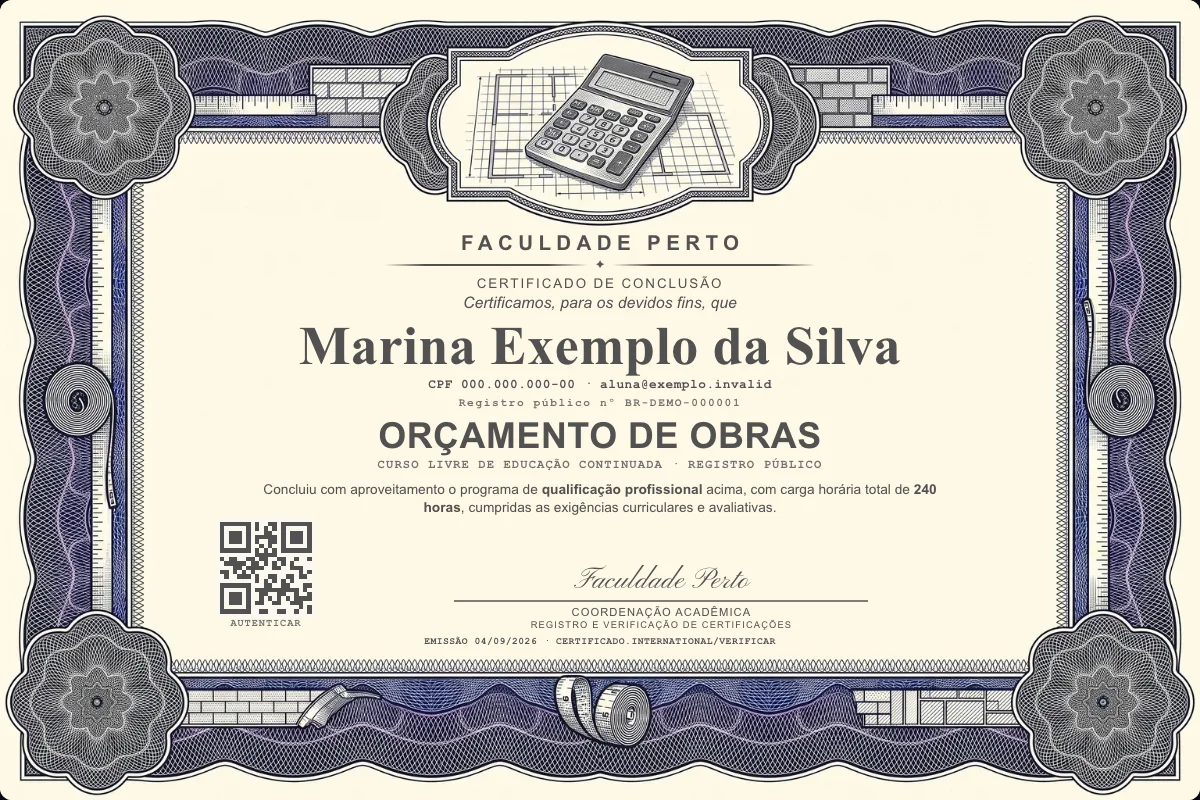 Modelo do certificado do curso de Orçamento de Obras grátis: registro público, QR de verificação e assinaturas — exemplo com dados fictícios.