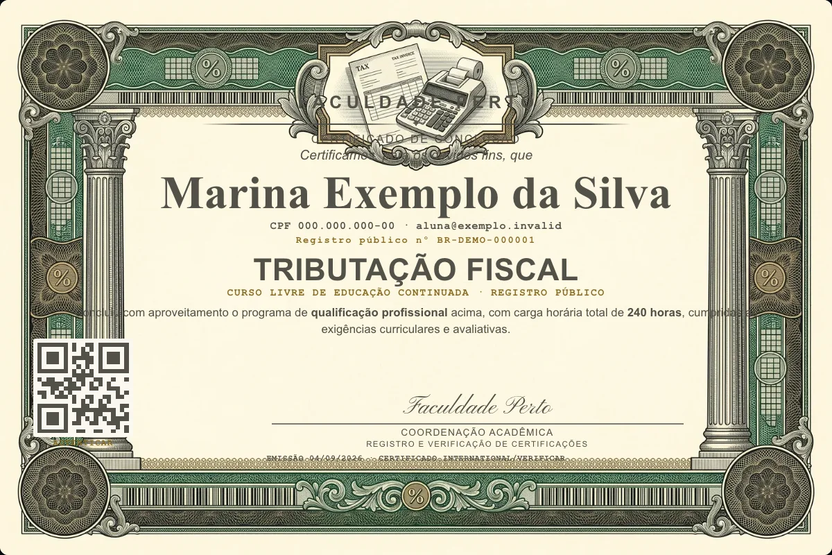 Modelo do certificado do curso de Tributação Fiscal grátis: registro público, QR de verificação e assinaturas — exemplo com dados fictícios.
