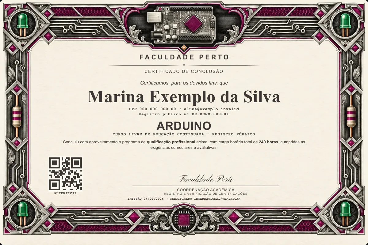 Modelo do certificado do curso de Arduino grátis: registro público, QR de verificação e assinaturas — exemplo com dados fictícios.
