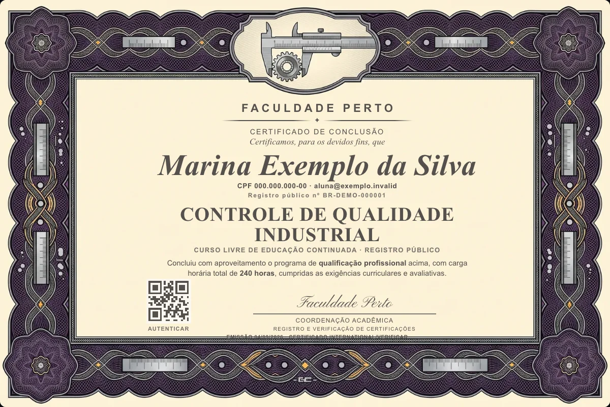 Modelo do certificado do curso de Controle de Qualidade Industrial grátis: registro público, QR de verificação e assinaturas — exemplo com dados fictícios.