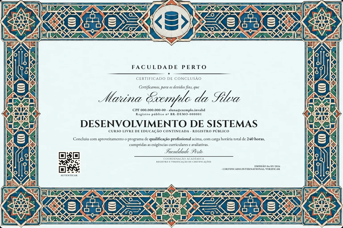 Modelo do certificado do curso de Desenvolvimento de Sistemas grátis: registro público, QR de verificação e assinaturas — exemplo com dados fictícios.