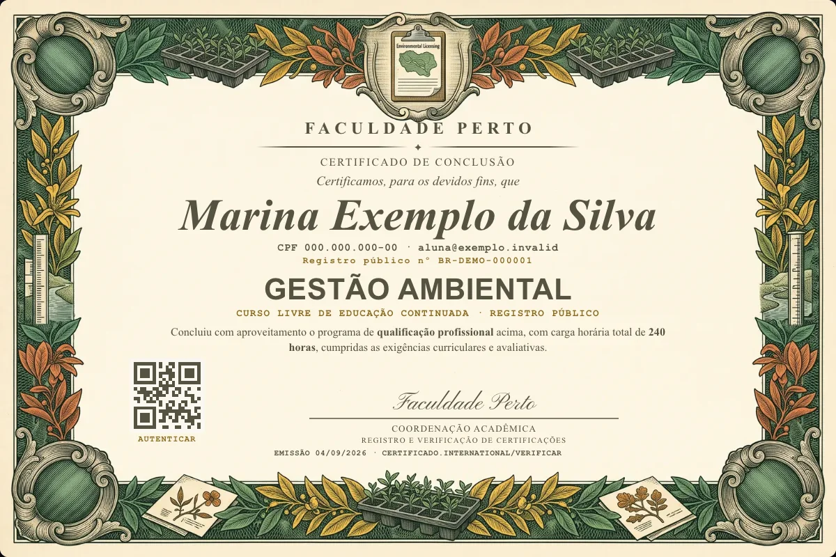 Modelo do certificado do curso de Gestão Ambiental grátis: registro público, QR de verificação e assinaturas — exemplo com dados fictícios.